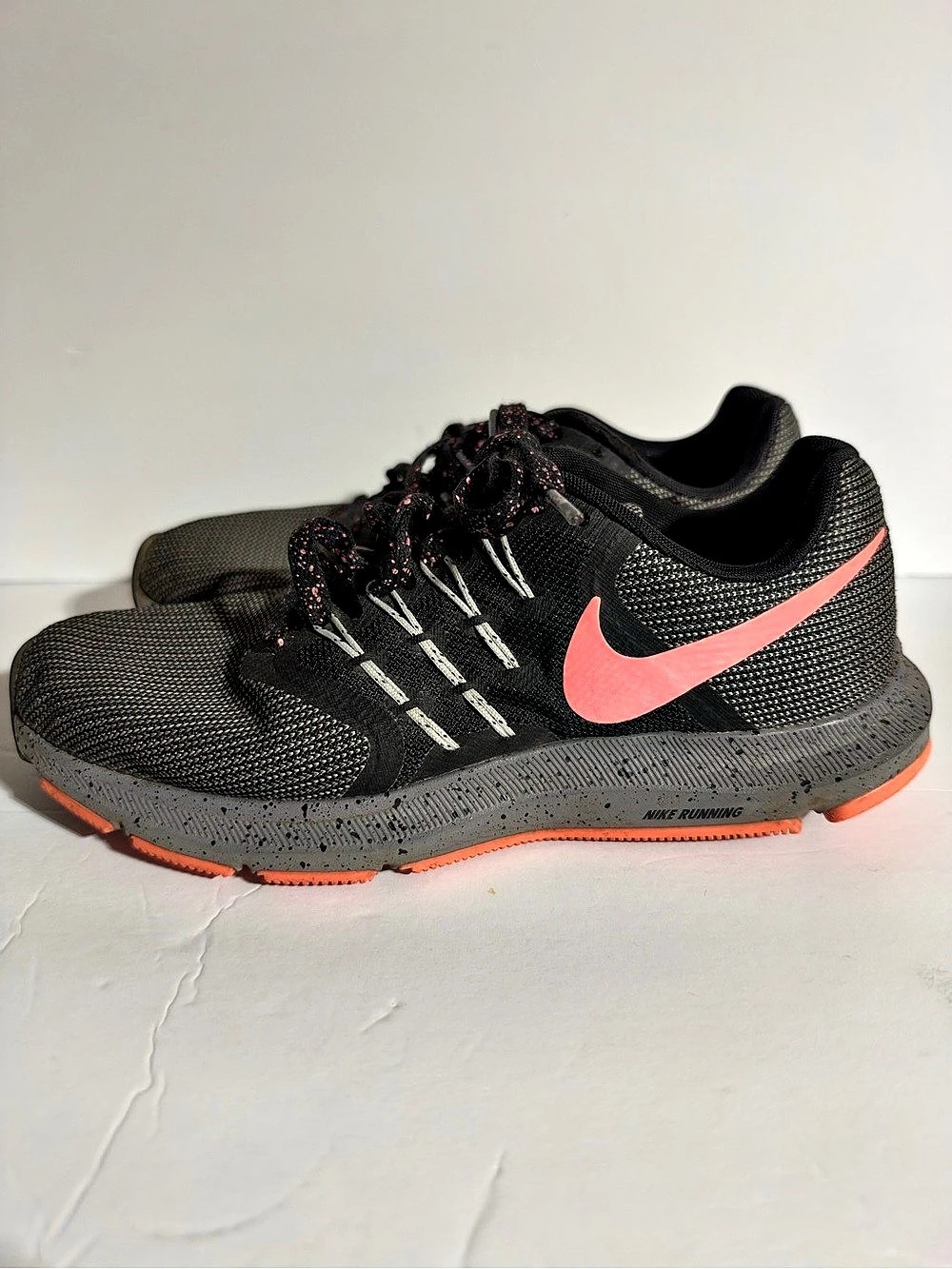 Nike Run Swift SE Womenās Size 7 Black Pink Running Shoes Athletic Sporty